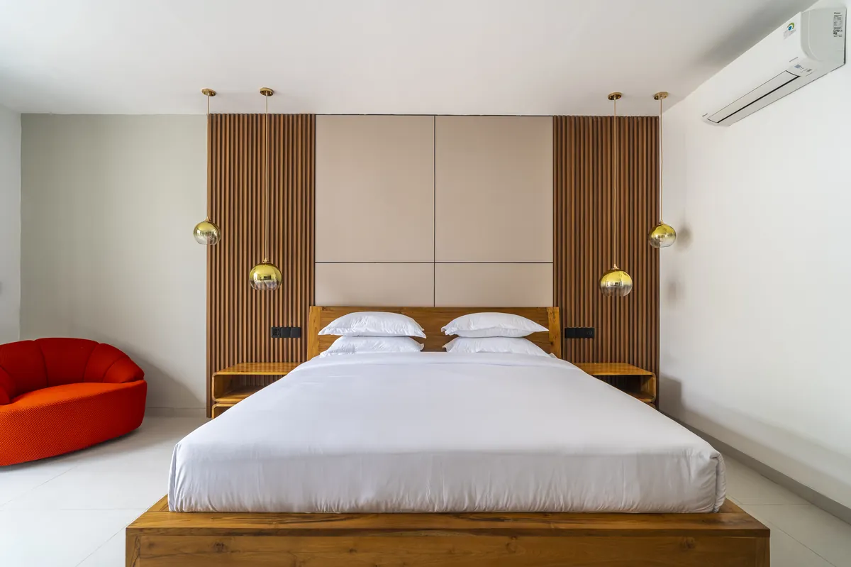 King bed of the One-Bedroom Villa with timber slat wall
